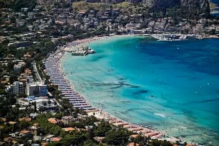 Mondello liegt exponiert zwischen dem Monte Pellegrino und dem Monte Gallo.