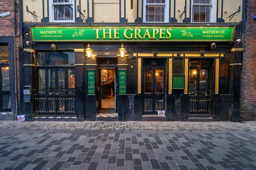   Le pub Raisins sur Mathew Street, Liverpool.  C'était un favori des Beatles et d'un certain nombre d'autres groupes avant de se produire sur la route au Cavern Club 